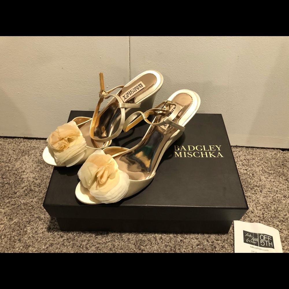 Badgley Mischka champagne/ivory peep toe wedges